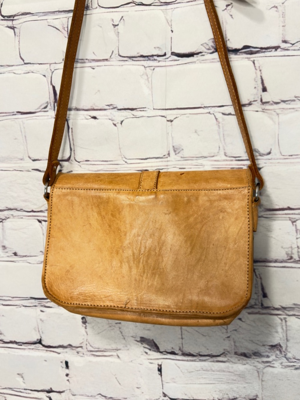 VINTAGE AMERICAN WEST LEATHER TOOLED BUCKLE DETAIL SHOULDERS CROSSBODY BAG TAN - Picture 4 of 15